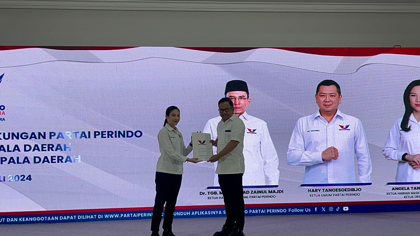 Perindo Serahkan Surat Rekomendasi Calon Bupati Gowa ke Darmawangsyah Muin